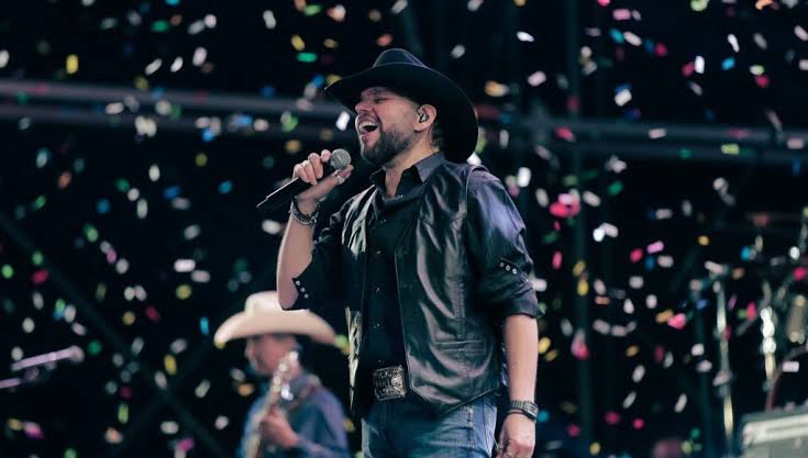 Duelo performing live on stage